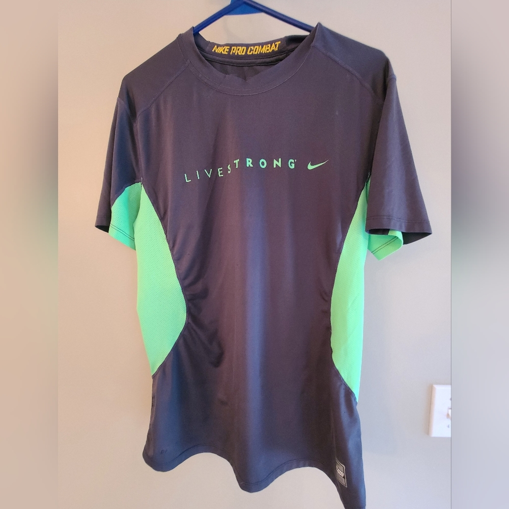 Nike fitted men's tee shirt. M. EUC.
